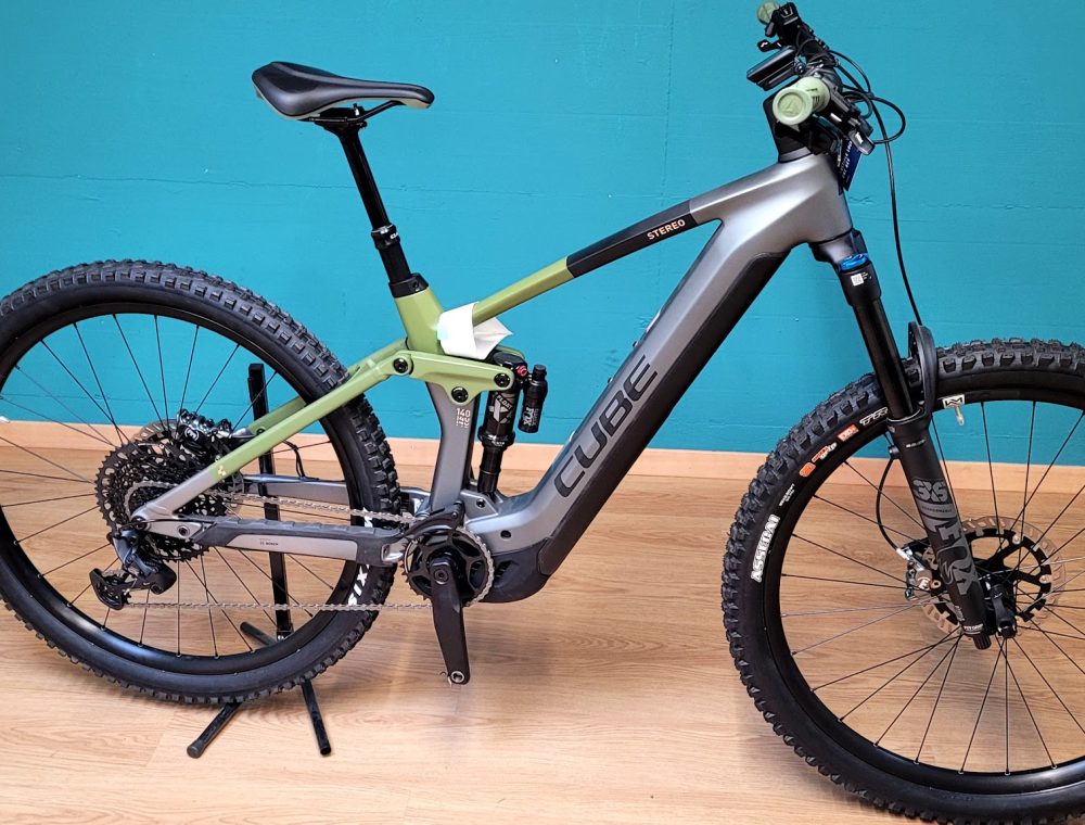 CUBE E-Bikes Vollgefedert